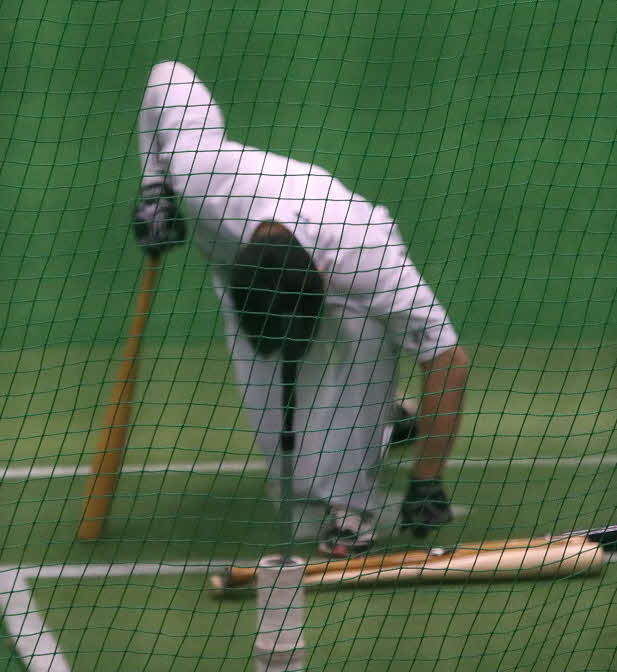 打自身の動画を見て動きを確認する日本ハム清宮（撮影・永野高輔）