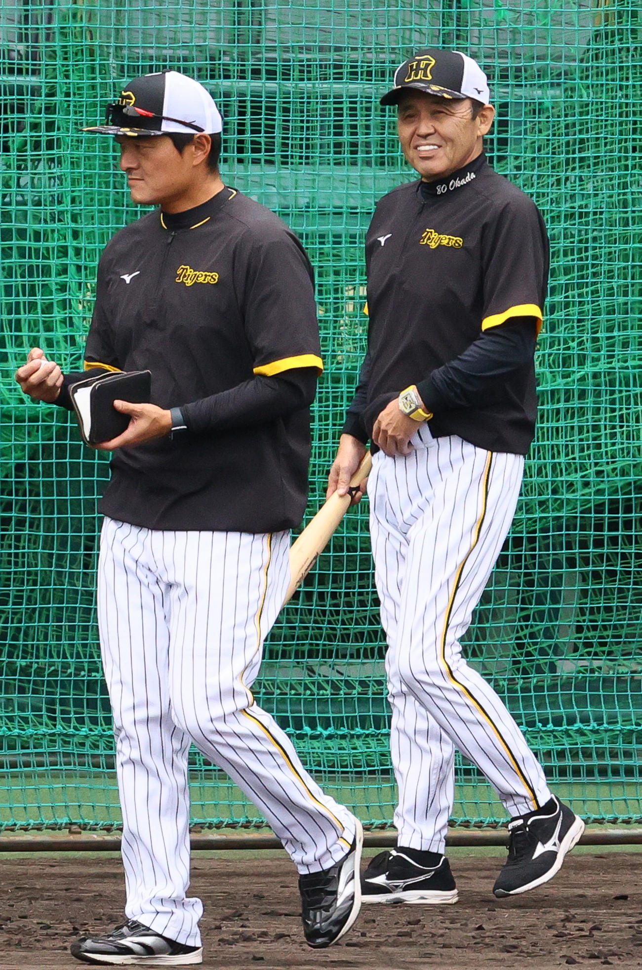 実践形式の練習を確認した阪神岡田監督（右）は笑顔を見せる。左は久保田投手コーチ（撮影・上山淳一）