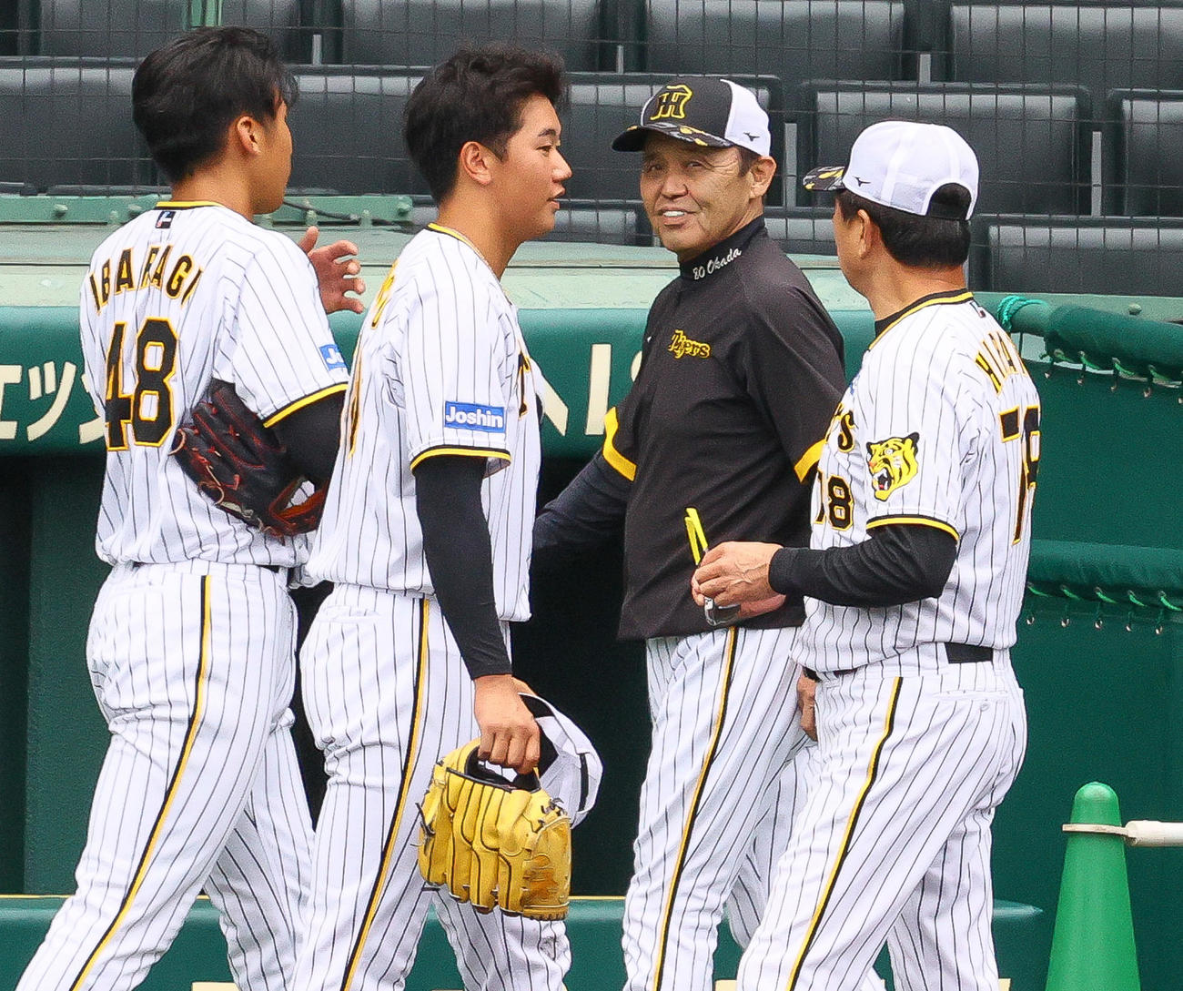 シート打撃を視察し、笑顔で移動する阪神岡田監督（左から3人目）。左から茨木、門別、一人おいて平田ヘッドコーチ（撮影・上山淳一）