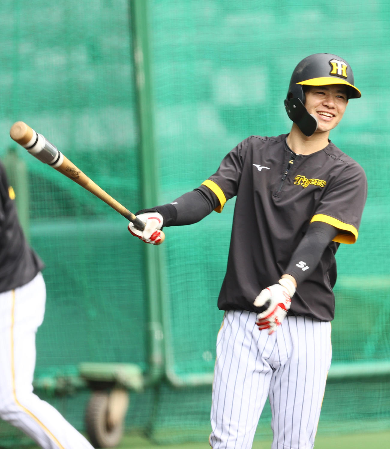 リラックスした表情で練習する阪神中野（撮影・上山淳一）