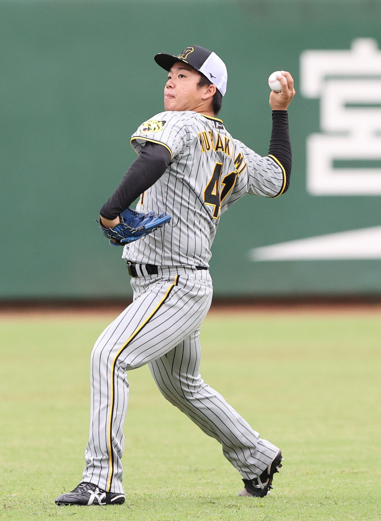 キャッチボールで調整する村上（撮影・梅根麻紀）