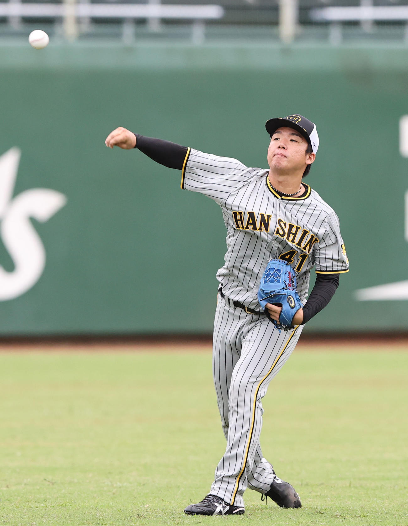 キャッチボールで調整する村上（撮影・梅根麻紀）