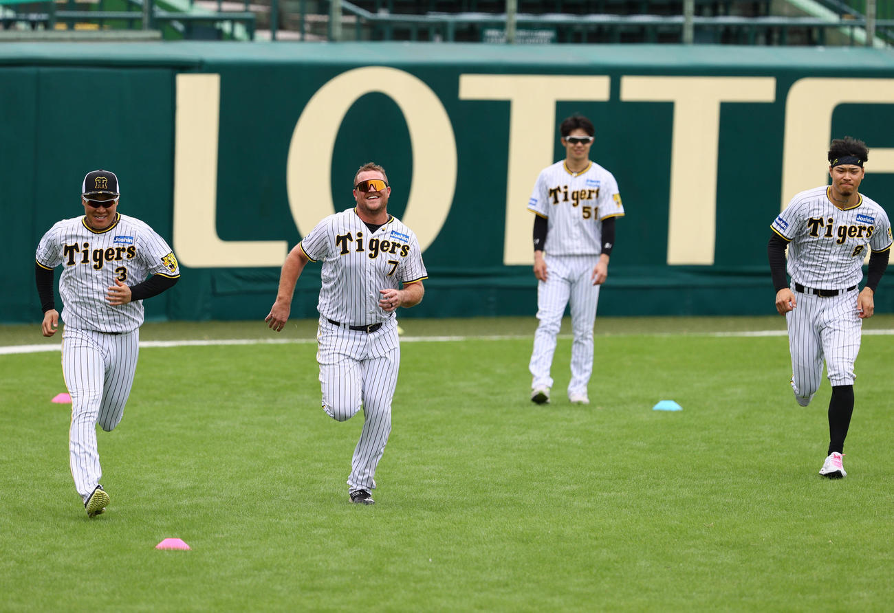 ダッシュする、左から大山、ノイジー、中野、佐藤輝（撮影・上山淳一）