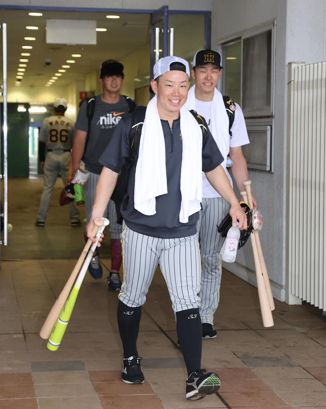 バットを手に引きあげる糸原（撮影・梅根麻紀）