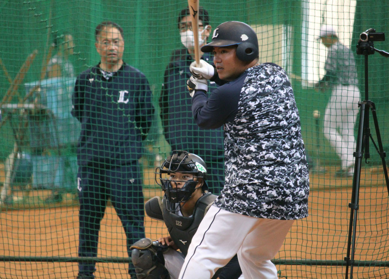 球団幹部も視察する中で投手の球筋を確認する西武山川（撮影・金子真仁）