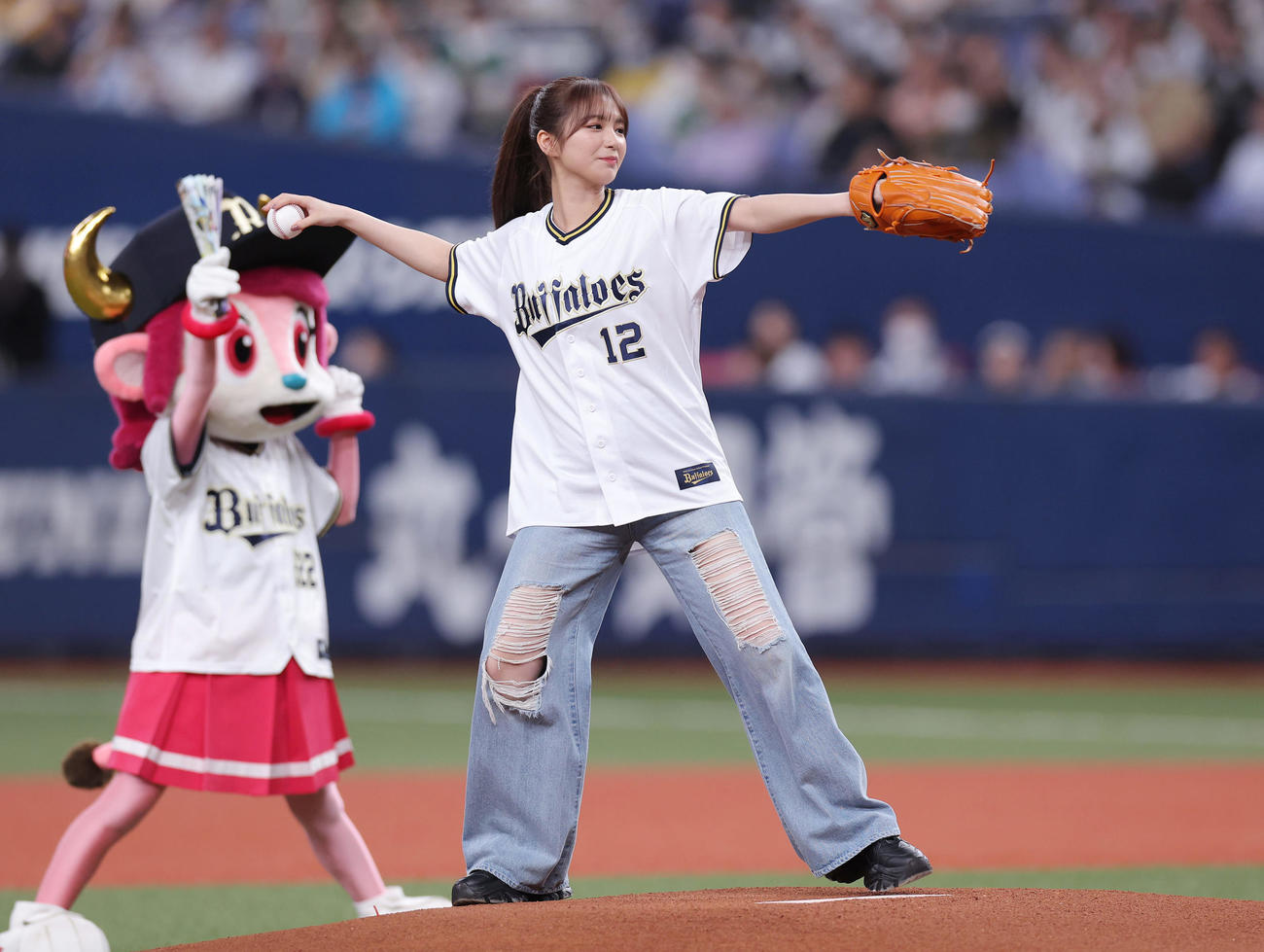 オリックス対ソフトバンク　特別始球式を務める「AMEFURASSHI」の愛来（撮影・前田充）