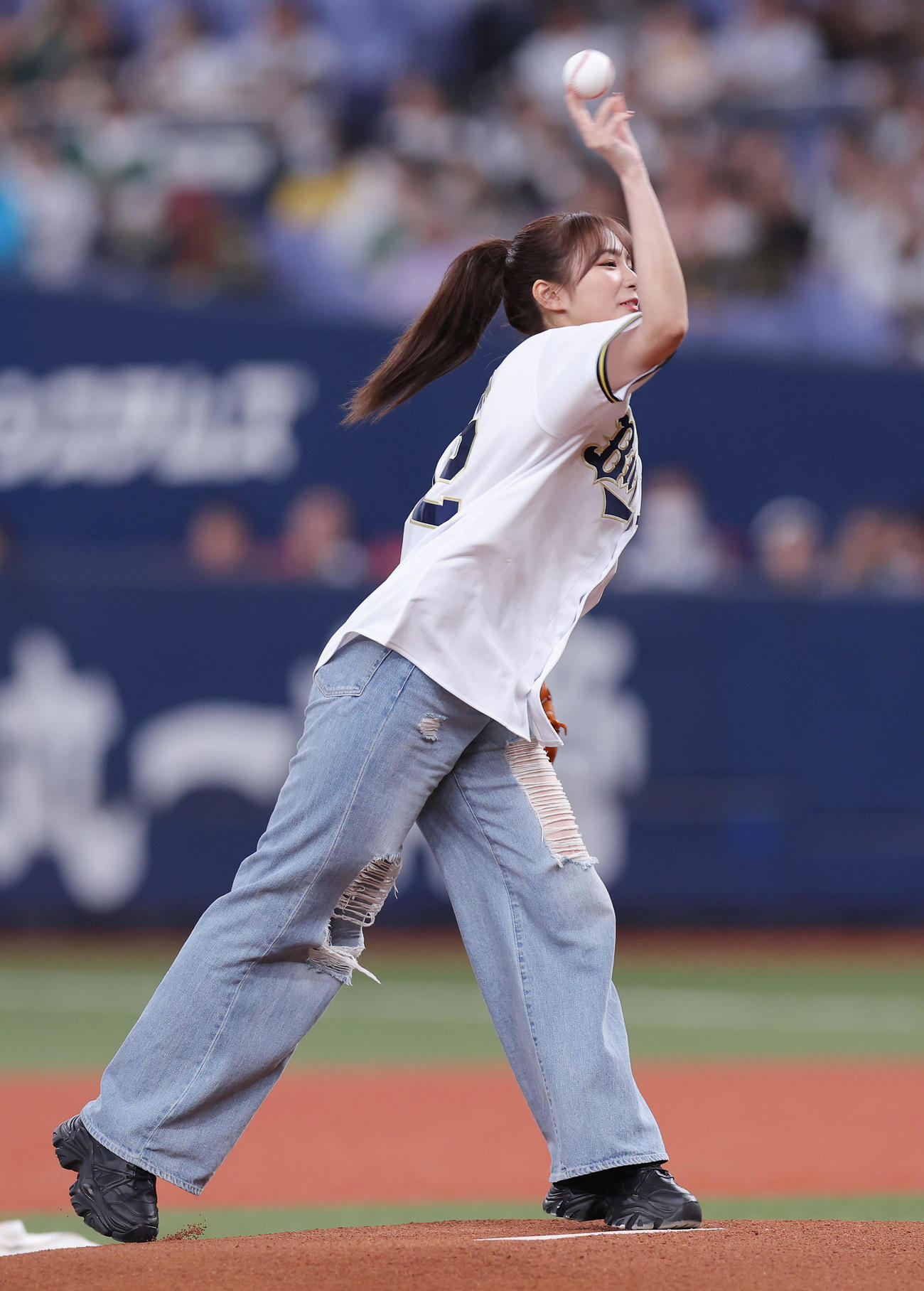 オリックス対ソフトバンク　特別始球式を務める「AMEFURASSHI」の愛来（撮影・前田充）