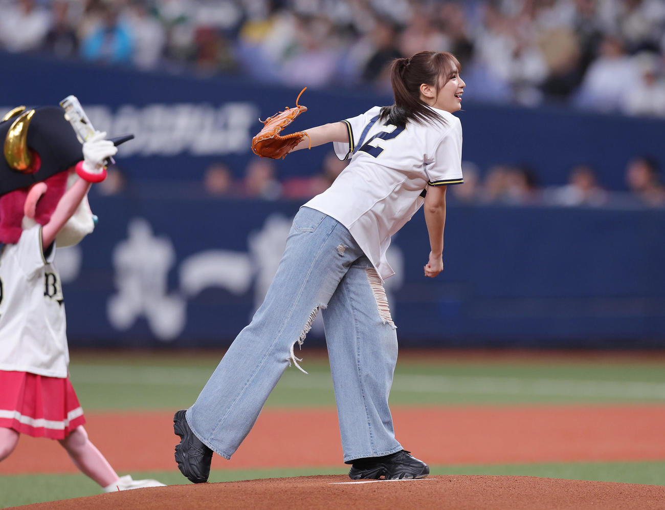 オリックス対ソフトバンク　特別始球式を務める「AMEFURASSHI」の愛来（撮影・前田充）