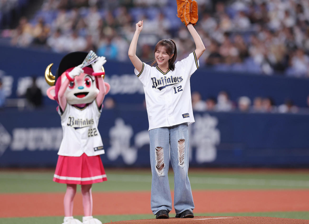 オリックス対ソフトバンク　特別始球式を務めた「AMEFURASSHI」の愛来（撮影・前田充）