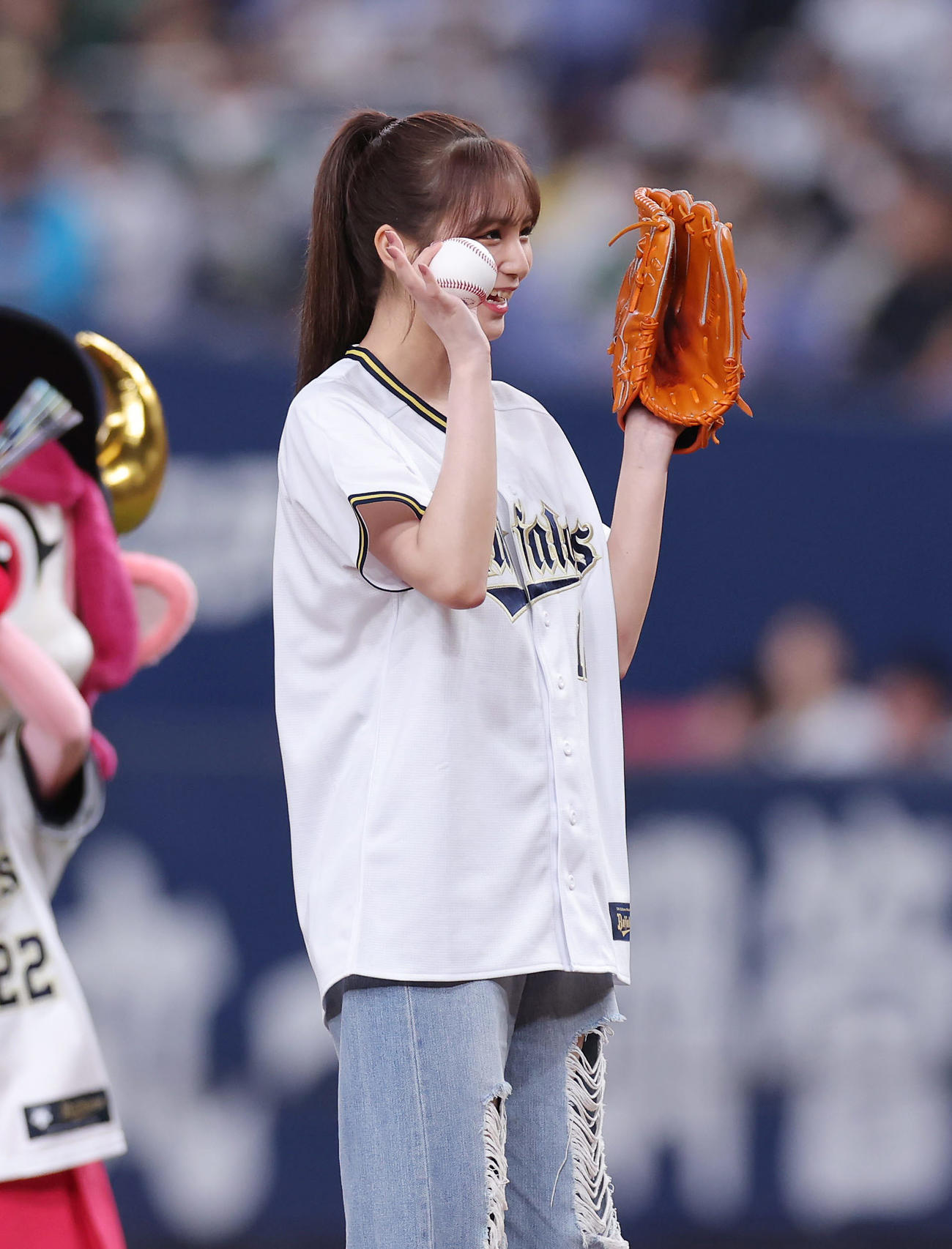 オリックス対ソフトバンク　特別始球式を務める「AMEFURASSHI」の愛来（撮影・前田充）