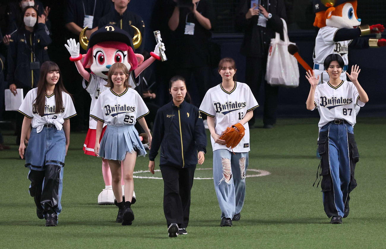 オリックス対ソフトバンク　始球式をつとめる「AMEFURASSHI」のメンバー（撮影・上田博志）