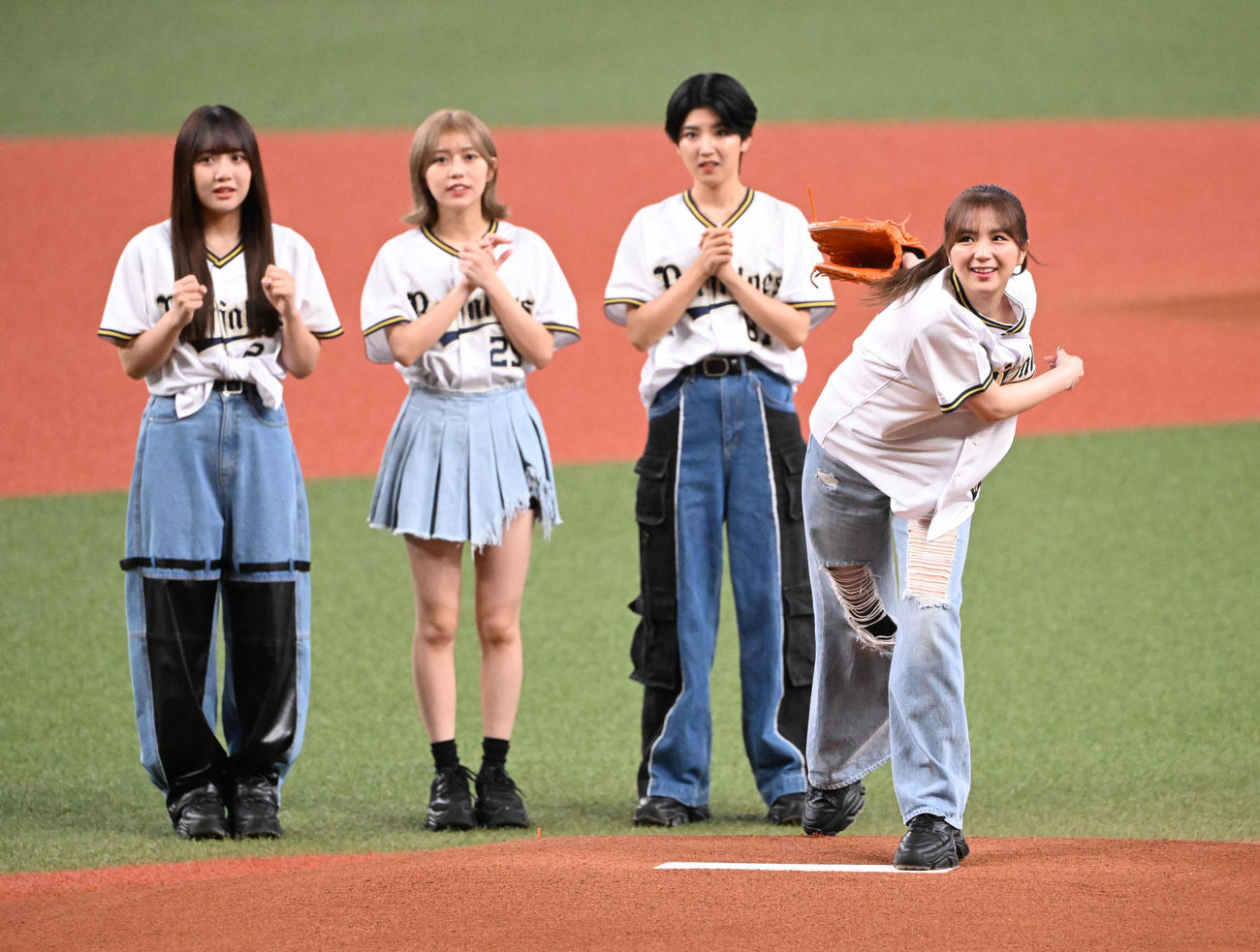 特別始球式を務めるAMEFURASSHI（アメフラッシ）、左から市川優月、鈴木萌花、小島はな、愛来（撮影・和賀正仁）
