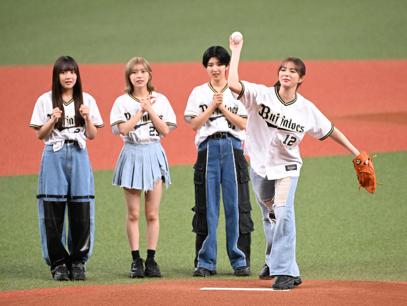 特別始球式を務めるAMEFURASSHI（アメフラッシ）、左から市川優月、鈴木萌花、小島はな、愛来（撮影・和賀正仁）
