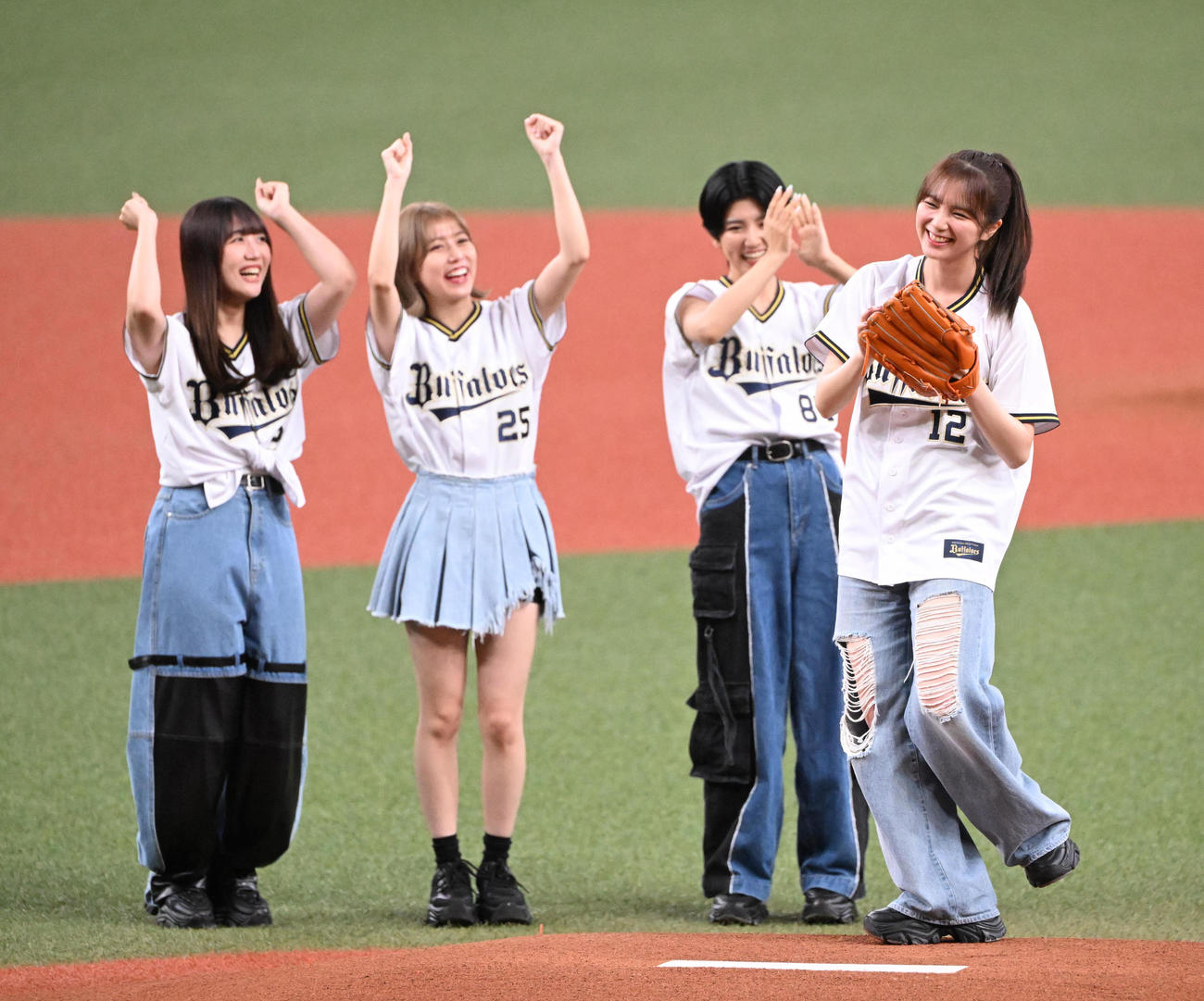 特別始球式を務めるAMEFURASSHI（アメフラッシ）、左から市川優月、鈴木萌花、小島はな、愛来（撮影・和賀正仁）
