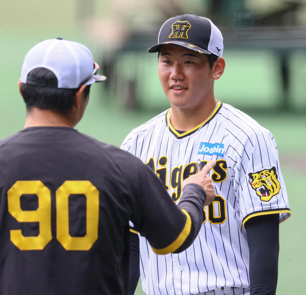 実践形式の登板を終えた阪神門別（右）は久保田投手コーチの話を聞く（撮影・上山淳一）