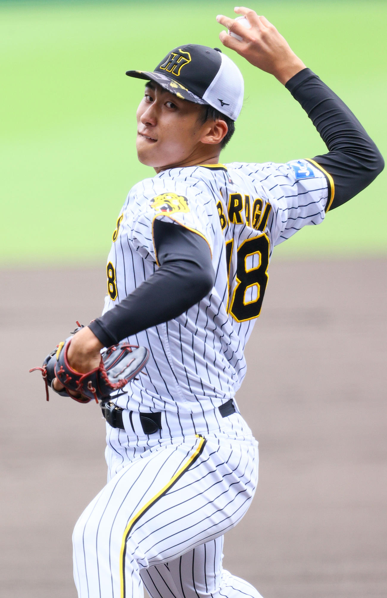 実践形式で投球する阪神茨木（撮影・上山淳一）