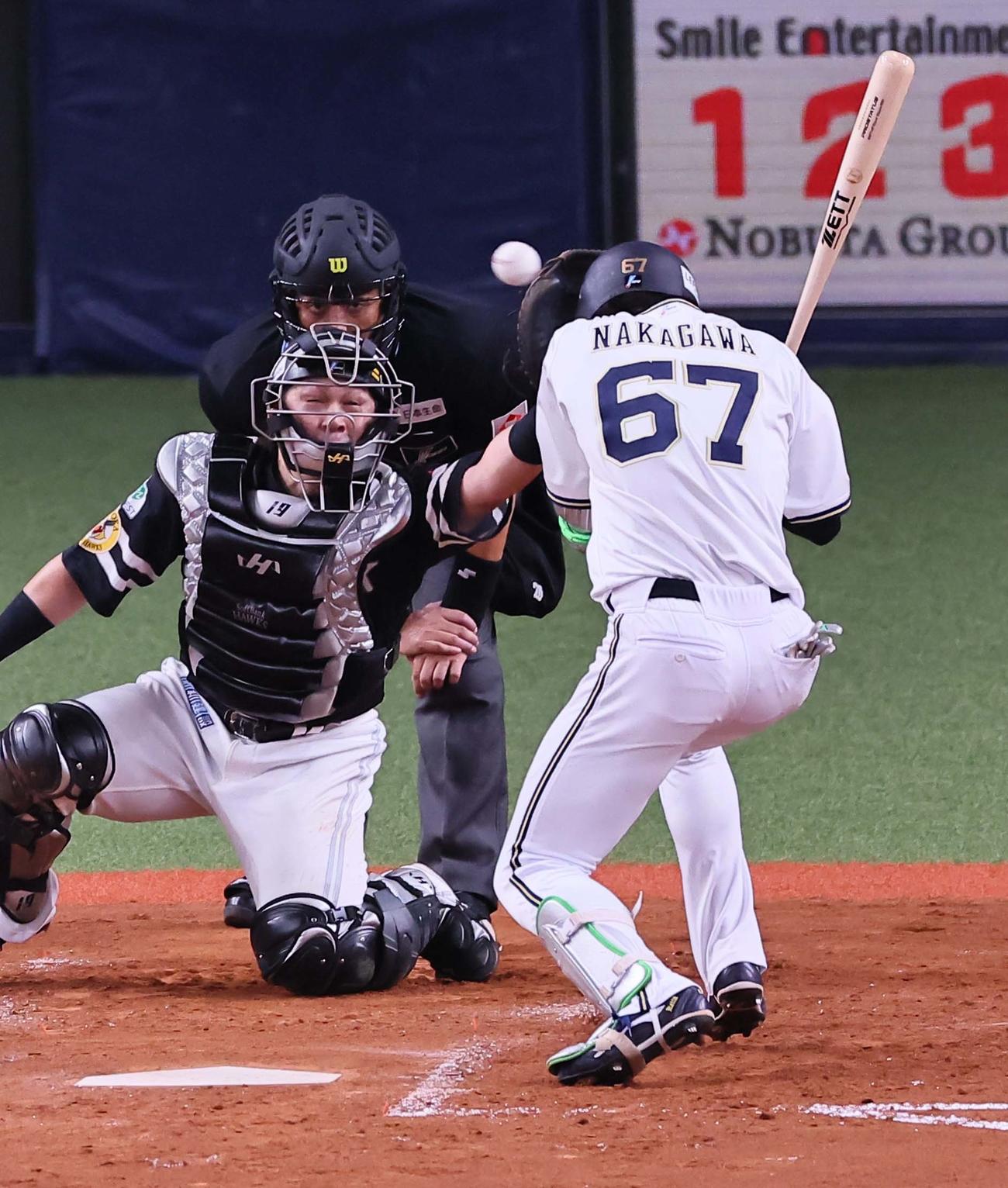 オリックス対ソフトバンク　5回裏オリックス1死一塁、中川圭太は頭部に死球を受ける（撮影・上田博志）