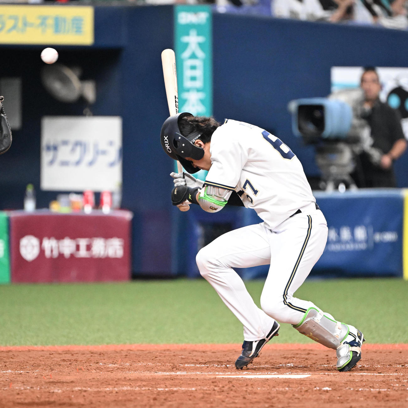 オリックス対ソフトバンク　5回裏オリックス1死一塁、頭部に死球を受ける中川圭（撮影・和賀正仁）