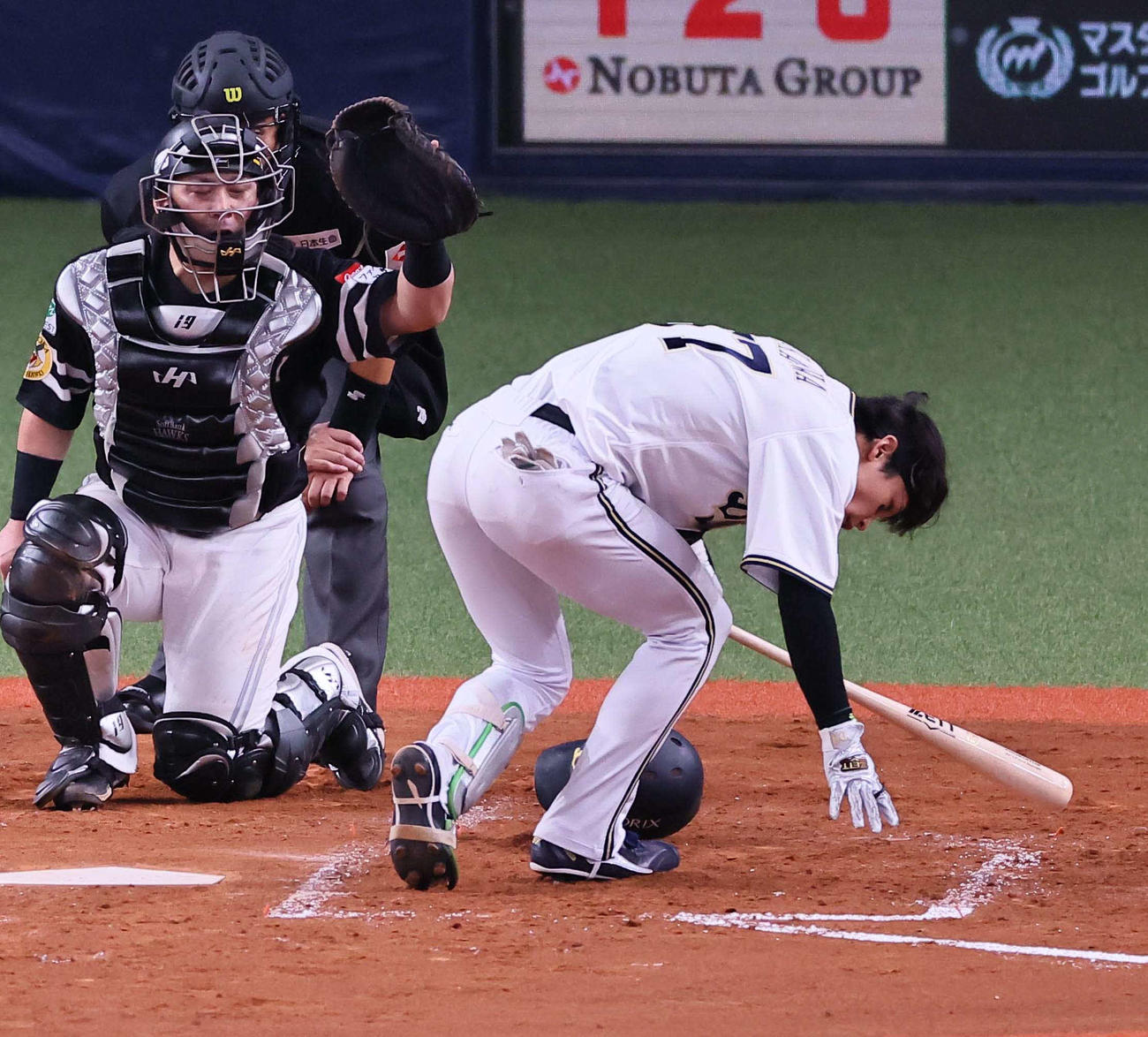 オリックス対ソフトバンク　5回裏オリックス1死一塁、中川圭太は頭部に死球を受ける（撮影・上田博志）