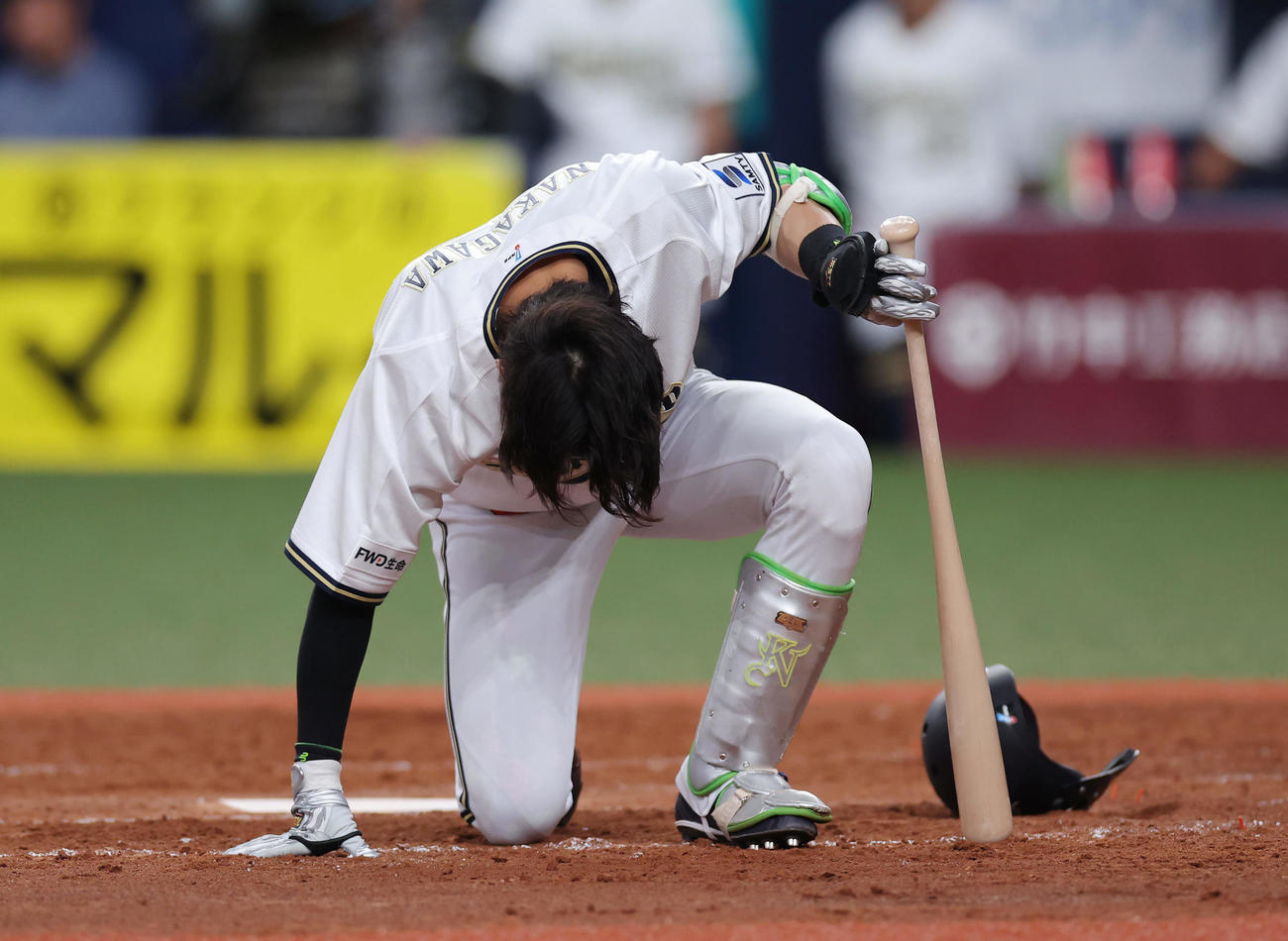 オリックス対ソフトバンク　5回裏オリックス1死一塁、頭部に死球を受けた中川圭（撮影・前田充）