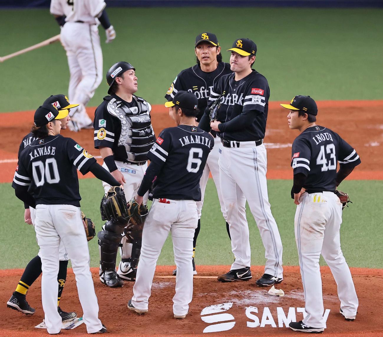 オリックス対ソフトバンク　5回裏オリックス1死一塁、中川圭太に頭部死球を与えた有原（右から2人目）はマウンドで厳しい表情を見せる（撮影・上田博志）
