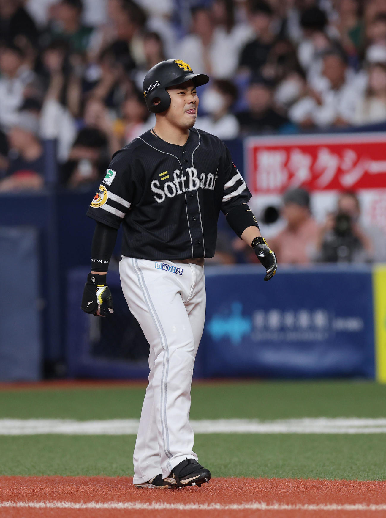オリックス対ソフトバンク　4回表ソフトバンク2死一塁、左飛に倒れ悔しがる近藤（撮影・前田充）