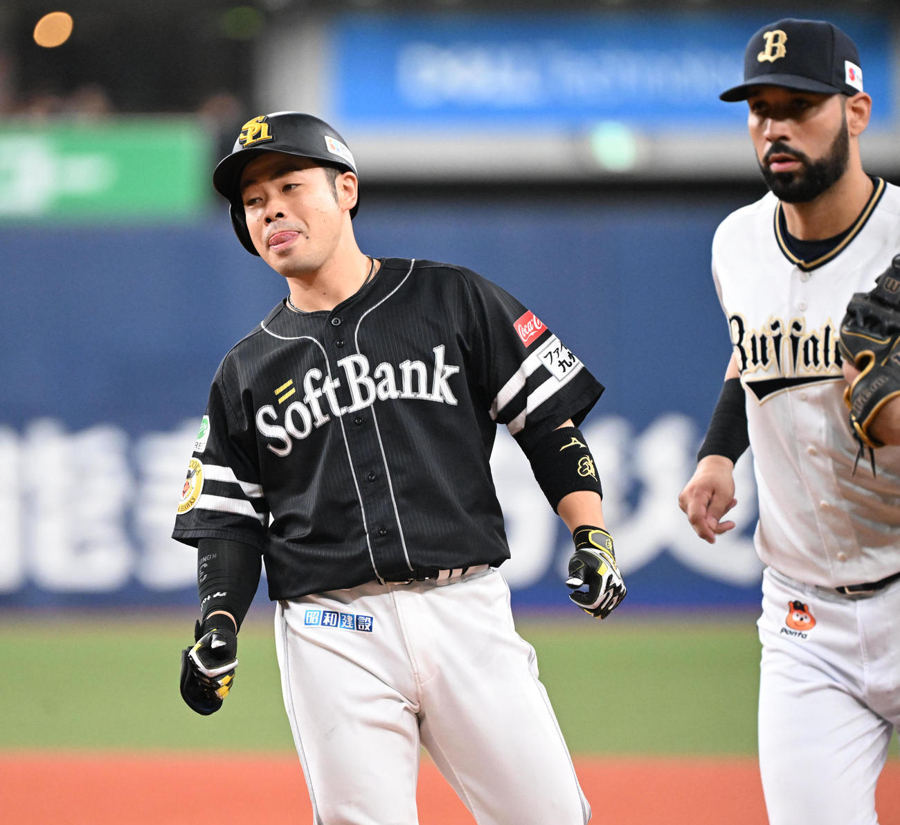 オリックス対ソフトバンク　4回表ソフトバンク2死一塁、左飛に倒れ唇をなめる近藤（撮影・和賀正仁）