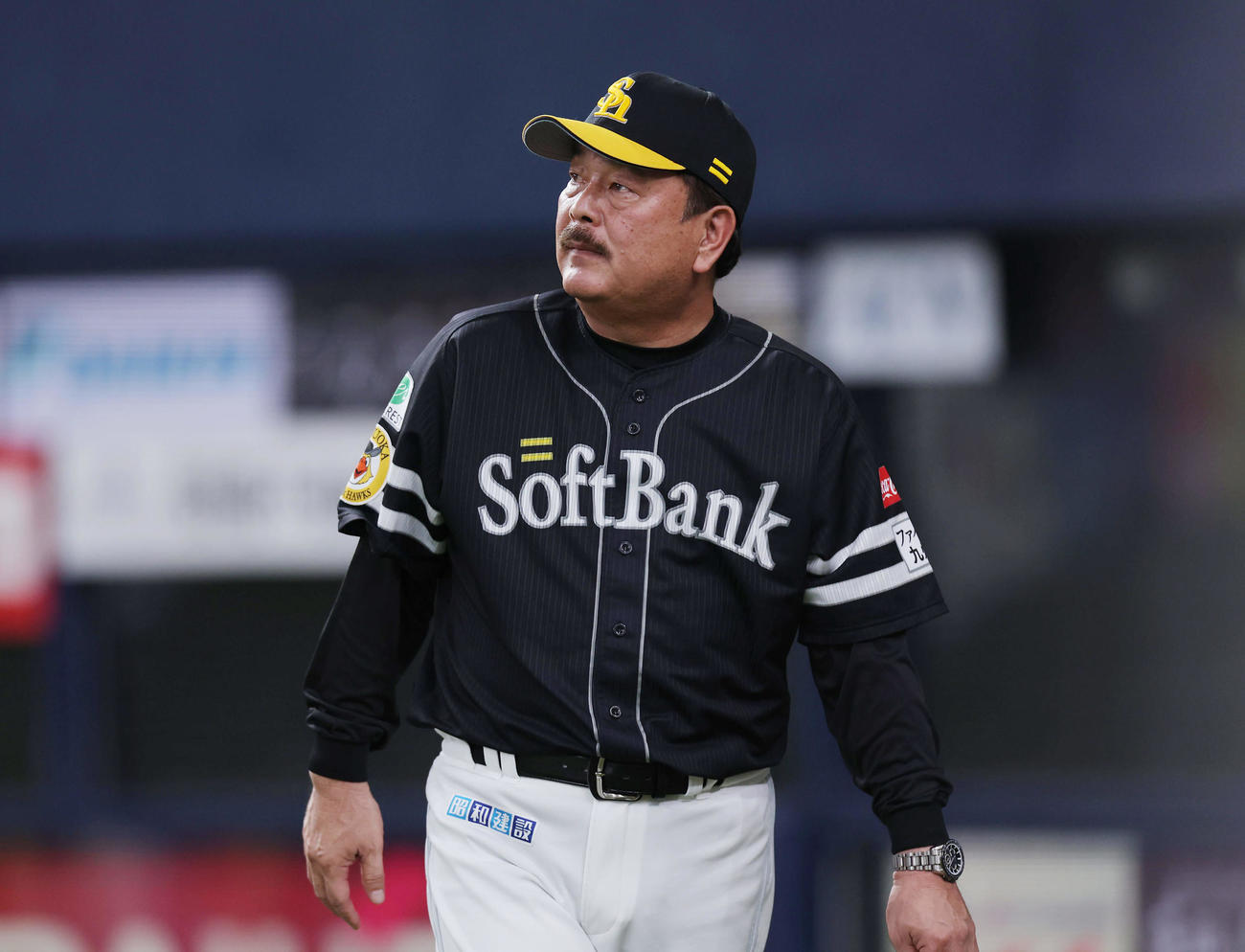 オリックス対ソフトバンク　7回、選手交代を告げるソフトバンク藤本監督（撮影・前田充）