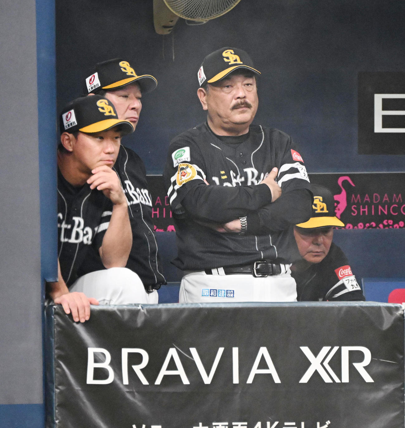 オリックス対ソフトバンク　4回、腕を組み戦況を見るソフトバンク藤本監督（撮影・和賀正仁）