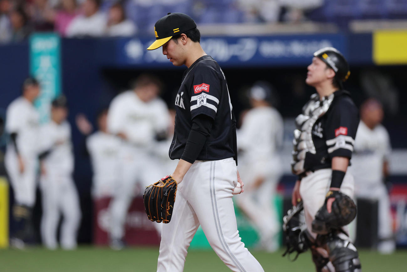 オリックス対ソフトバンク　7回裏オリックス2死一、二塁、ゴンザレスに2点適時二塁打を浴びた藤井（撮影・前田充）
