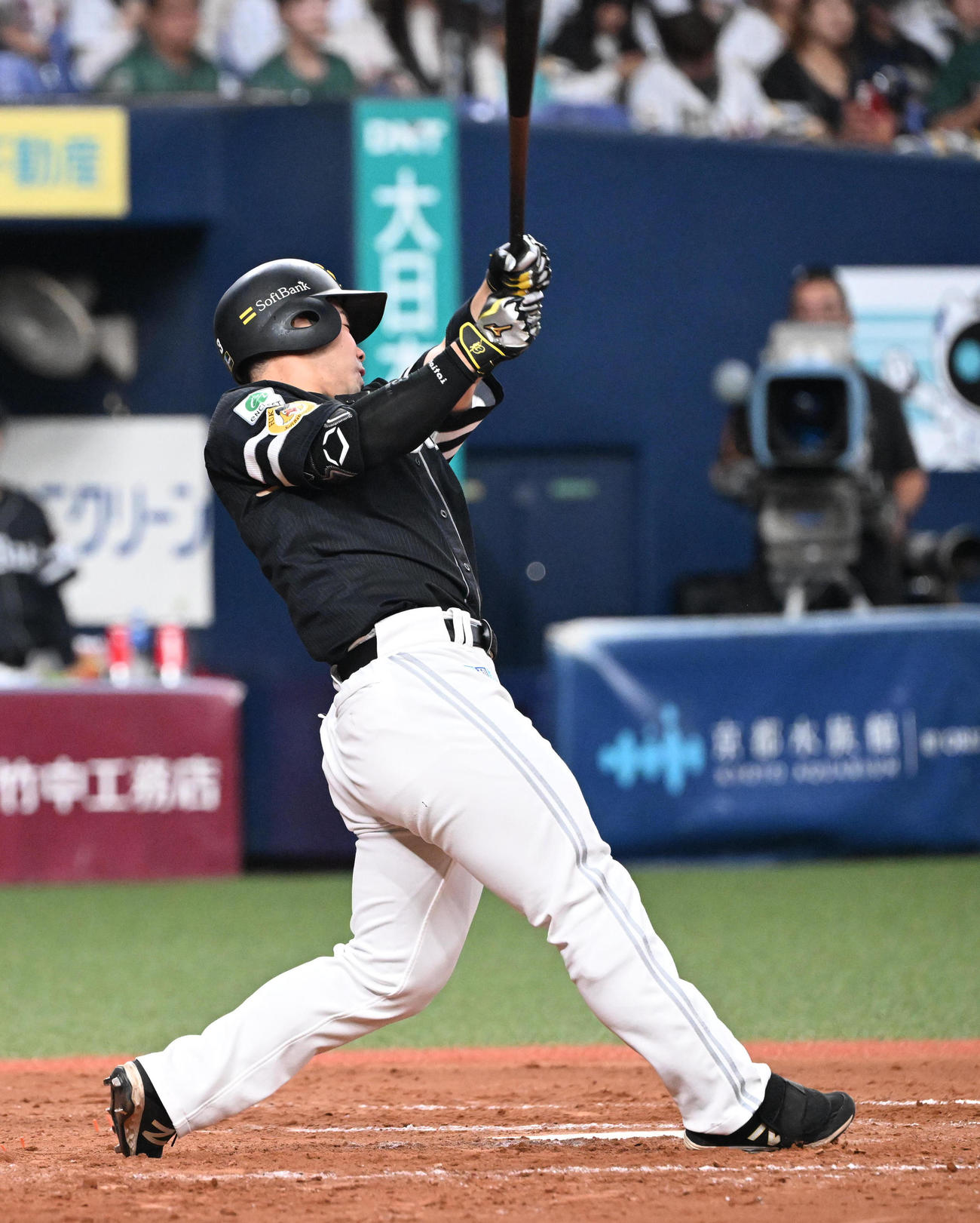 オリックス対ソフトバンク　9回表ソフトバンク1死、左越えソロ本塁打を放つ近藤（撮影・和賀正仁）