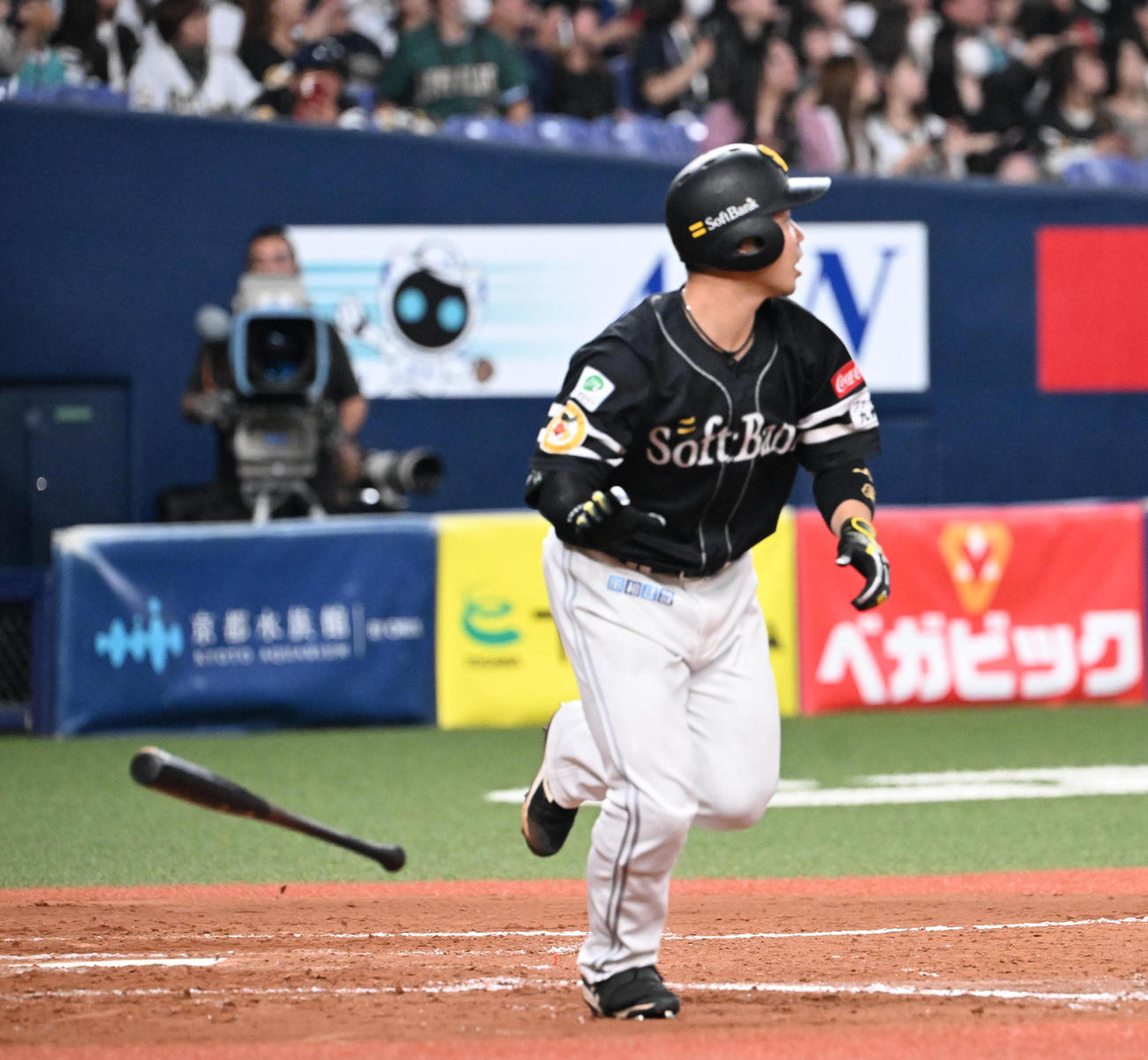 オリックス対ソフトバンク　9回表ソフトバンク1死、左越えソロ本塁打を放つ近藤（撮影・和賀正仁）