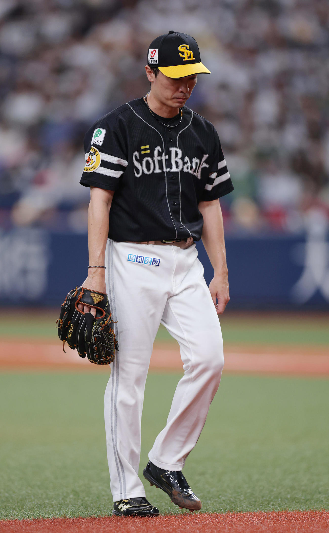 オリックス対ソフトバンク　7回裏オリックス1死三塁、降板する和田（左）（撮影・前田充）