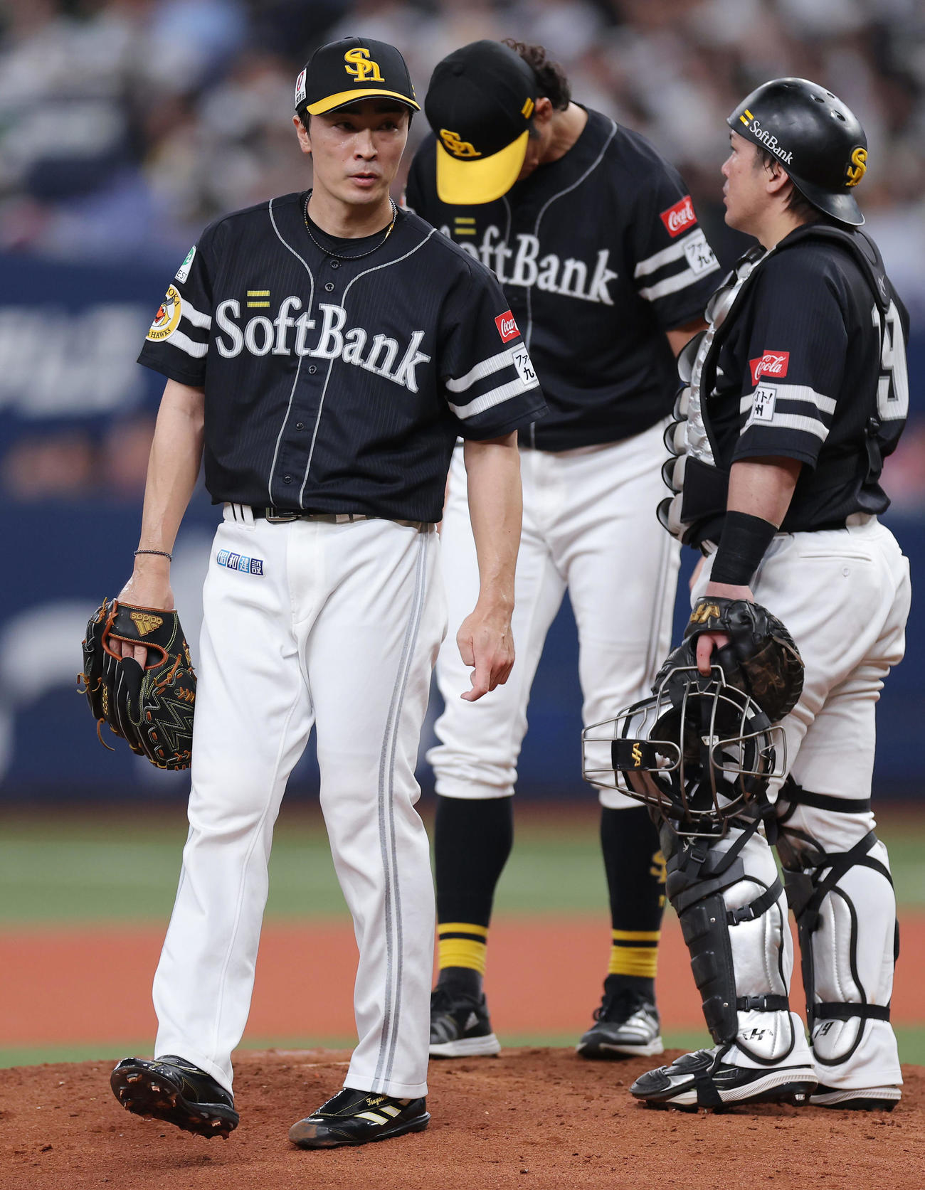 オリックス対ソフトバンク　7回裏オリックス1死三塁、降板する和田（左）（撮影・前田充）