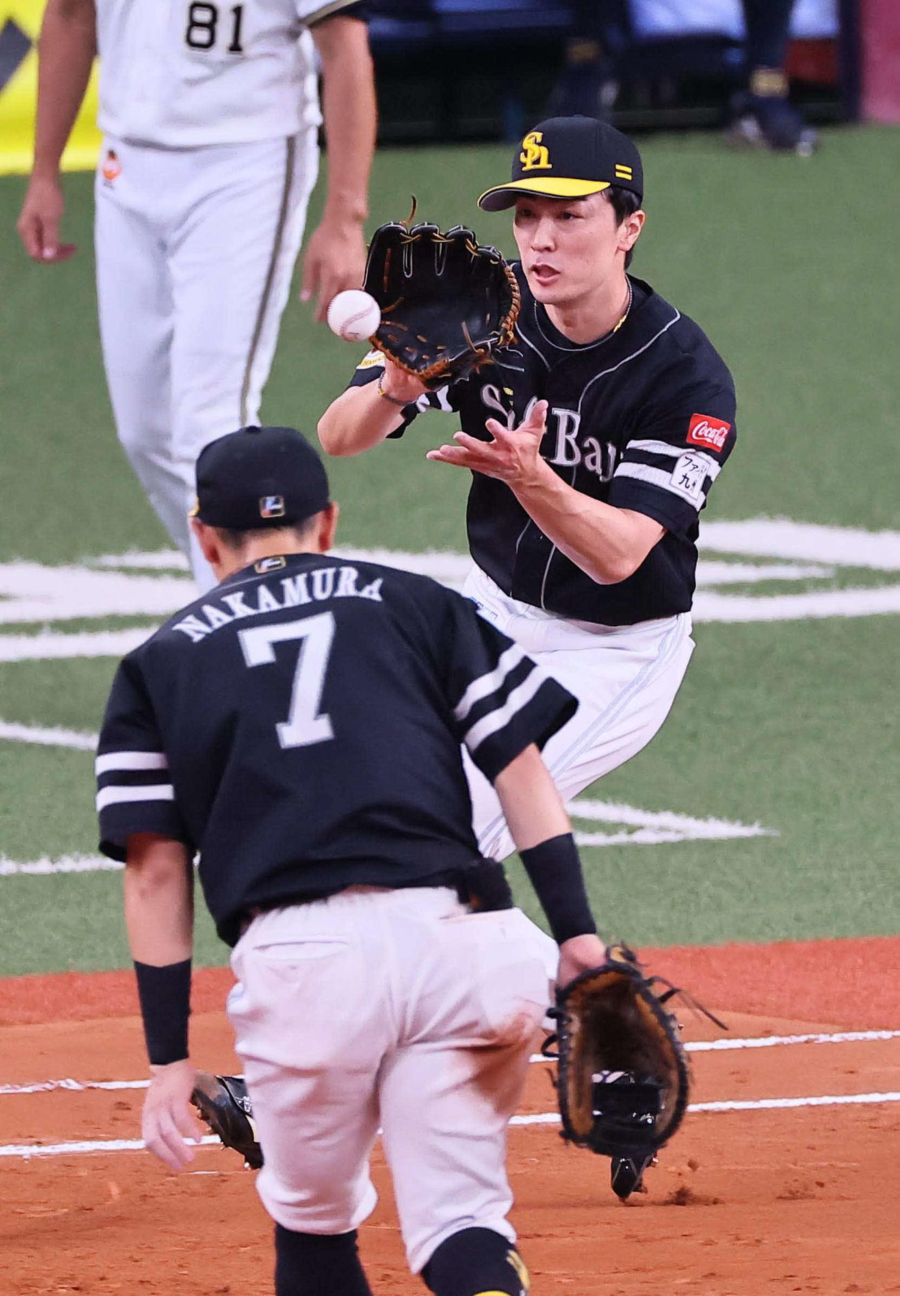 オリックス対ソフトバンク　7回裏オリックス無死二塁、和田（右）は安達の一塁への打球で、一塁ベースカバーに入る（撮影・上田博志）