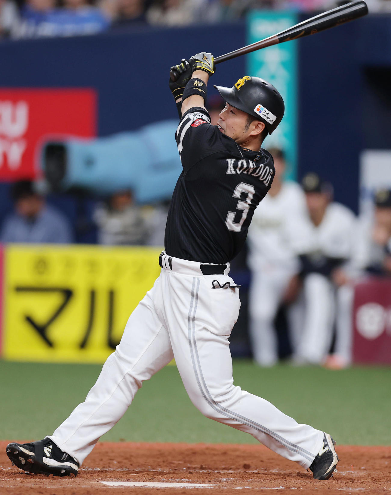 オリックス対ソフトバンク　9回表ソフトバンク1死、左中間へ本塁打を放つ近藤（撮影・前田充）