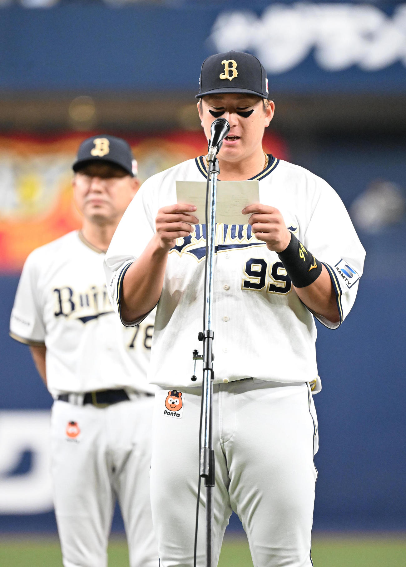 レギュラーシーズン最終戦を終えファンにあいさつするオリックス杉本（撮影・和賀正仁）