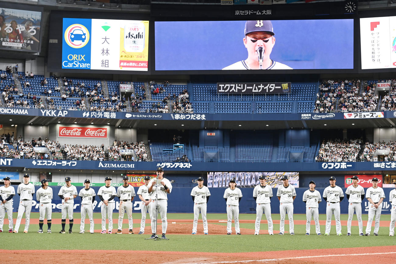 レギュラーシーズン最終戦を終えファンにあいさつするオリックス杉本（撮影・和賀正仁）