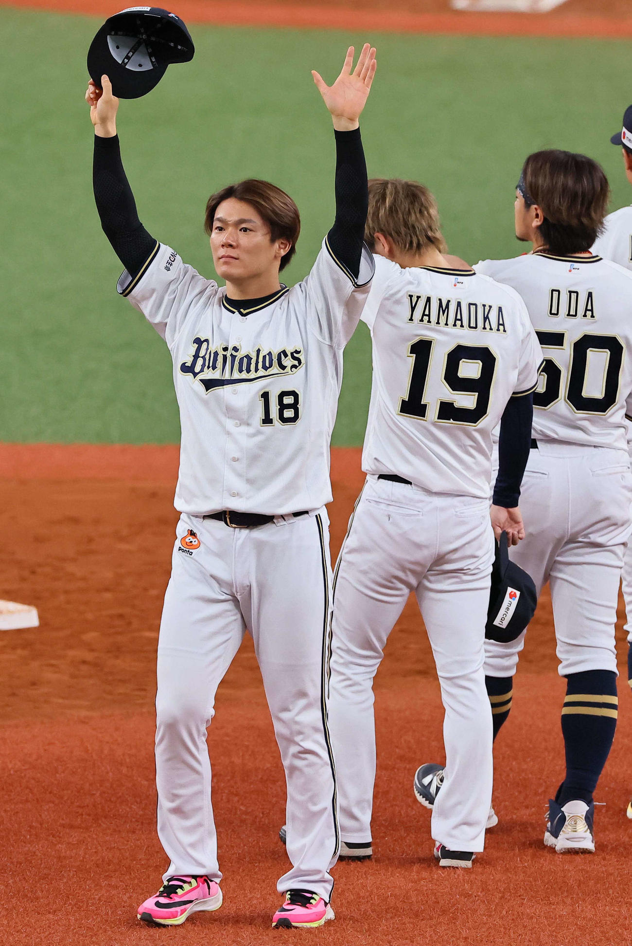 オリックス対ソフトバンク　リーグ最終戦を終えファンに手を振る山本（撮影・上田博志）