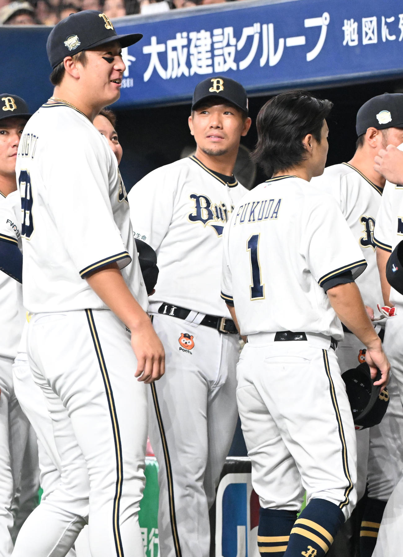 オリックス対ソフトバンク　シーズン最終戦を終え、ファンの前に姿をみせた頓宮（撮影・和賀正仁）