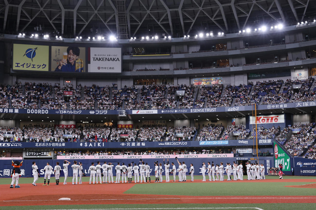 オリックス対ソフトバンク　今季最終戦を終え、スタンドのファンにあいさつするオリックスの選手たち（撮影・前田充）