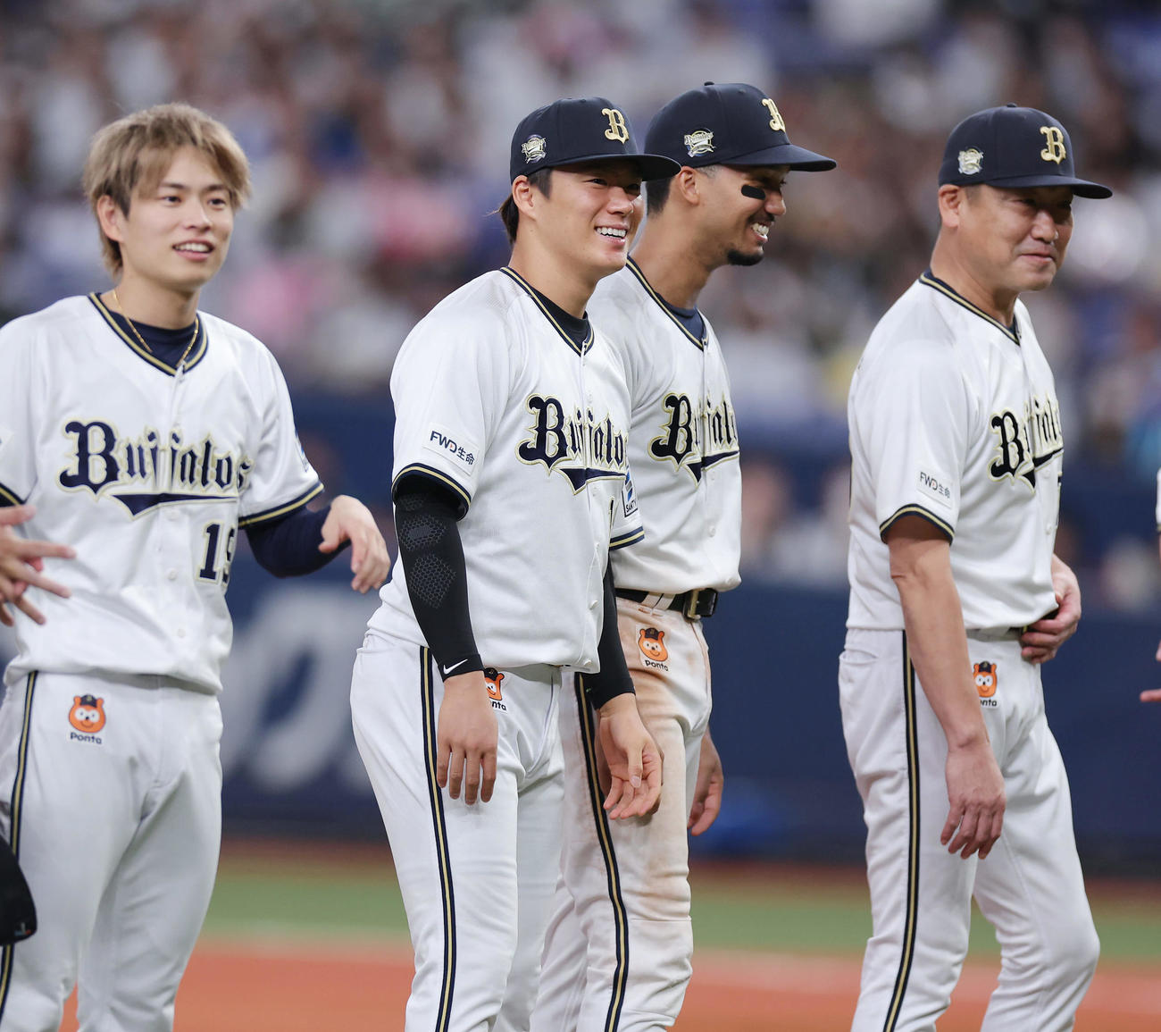 オリックス対ソフトバンク　セレモニーで整列する、左からオリックス山岡、山本、宗、中嶋監督（撮影・前田充）