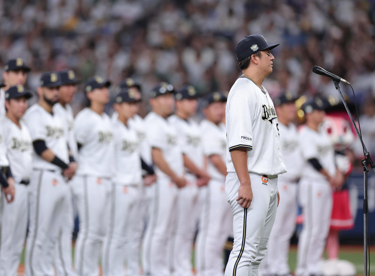 オリックス対ソフトバンク　セレモニーであいさつするオリックス杉本（撮影・前田充）