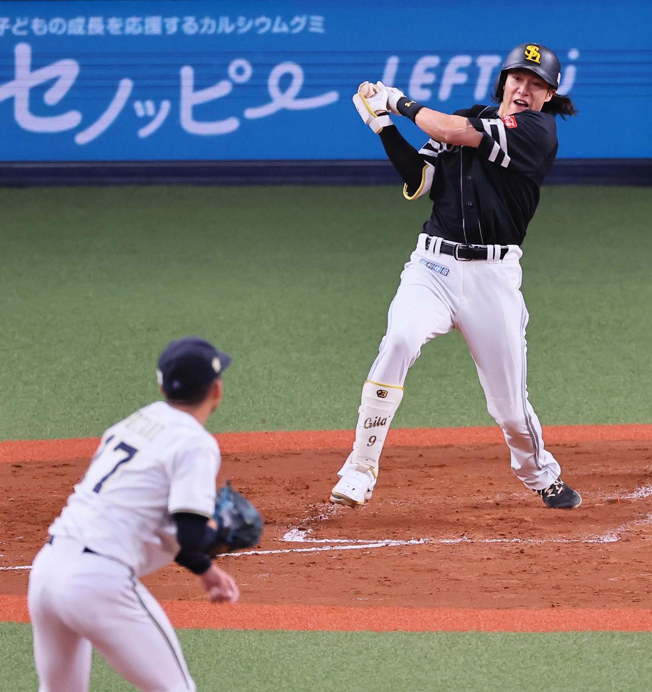 オリックス対ソフトバンク　4回表ソフトバンク2死、柳田は中前打を放つ。投手曽谷（撮影・上田博志）