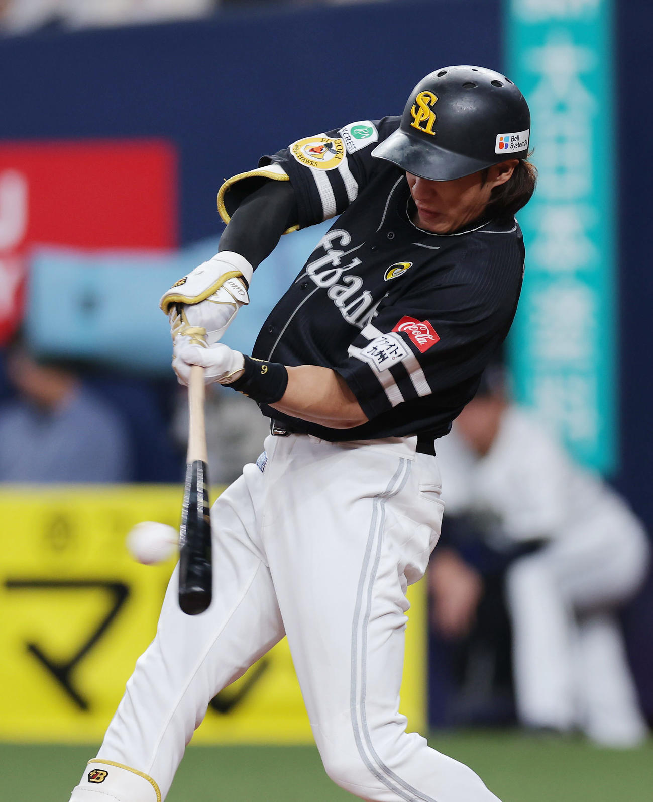 オリックス対ソフトバンク　4回表ソフトバンク2死、中前打を放つ柳田（撮影・前田充）