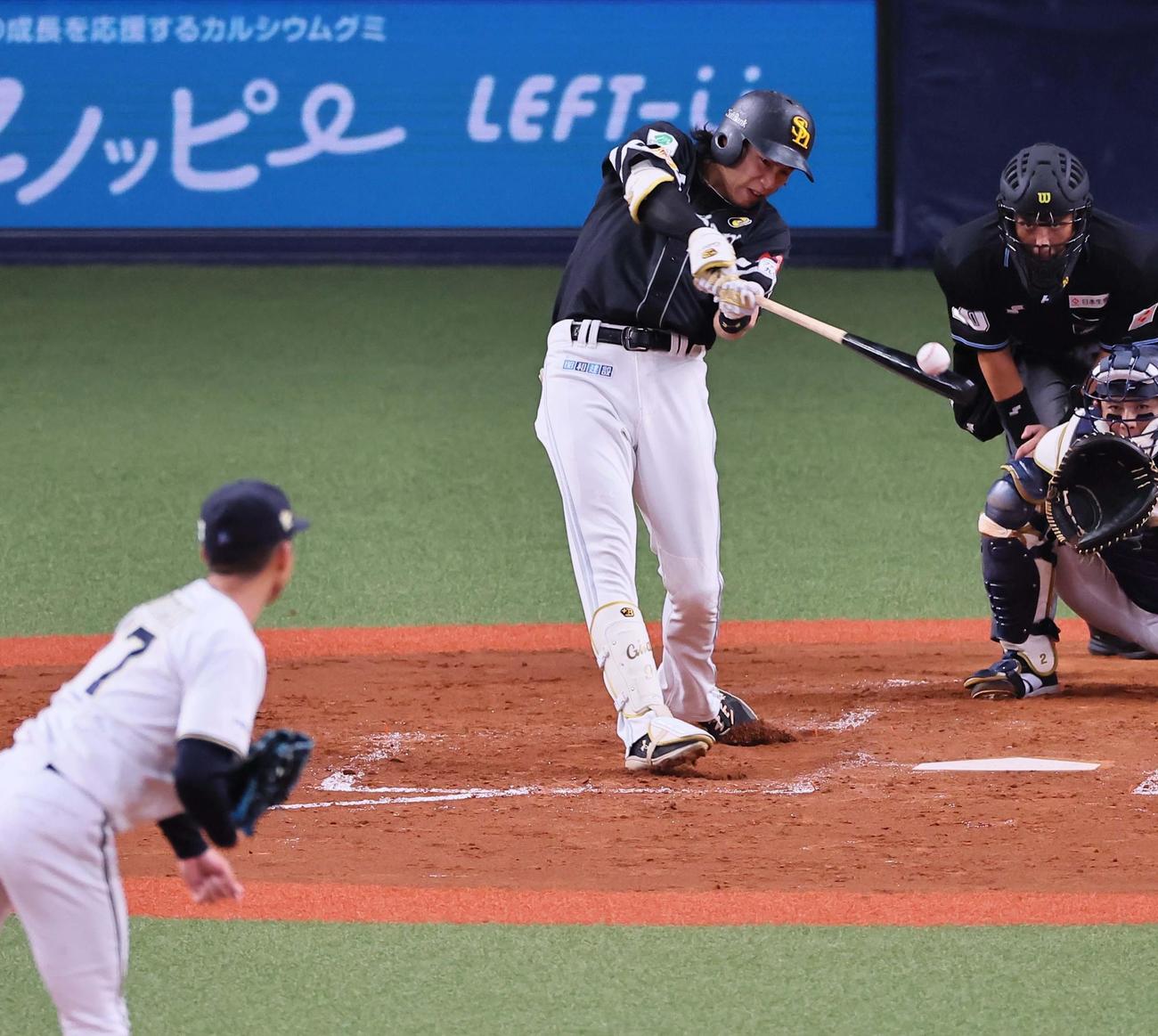 オリックス対ソフトバンク　4回表ソフトバンク2死、柳田は中前打を放つ（撮影・上田博志）