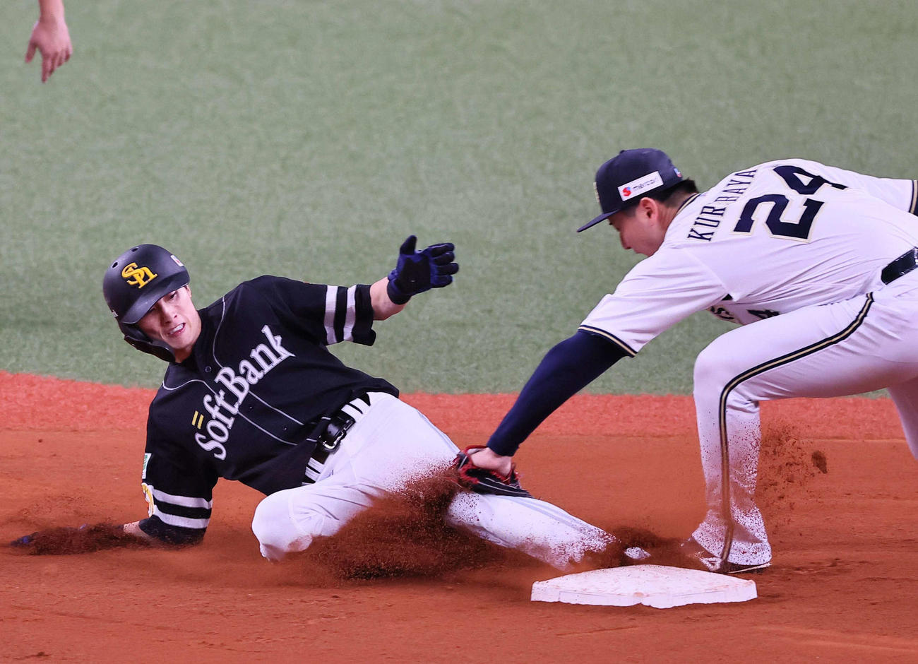 オリックス対ソフトバンク　6回表ソフトバンク2死一塁、周東は二盗を試み、一度はセーフの判定も中嶋監督のリクエストでアウトとなる（撮影・上田博志）