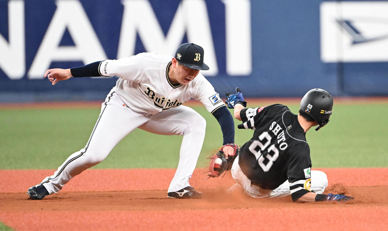 オリックス対ソフトバンク　6回表ソフトバンク2死、二盗に失敗する周東（撮影・和賀正仁）