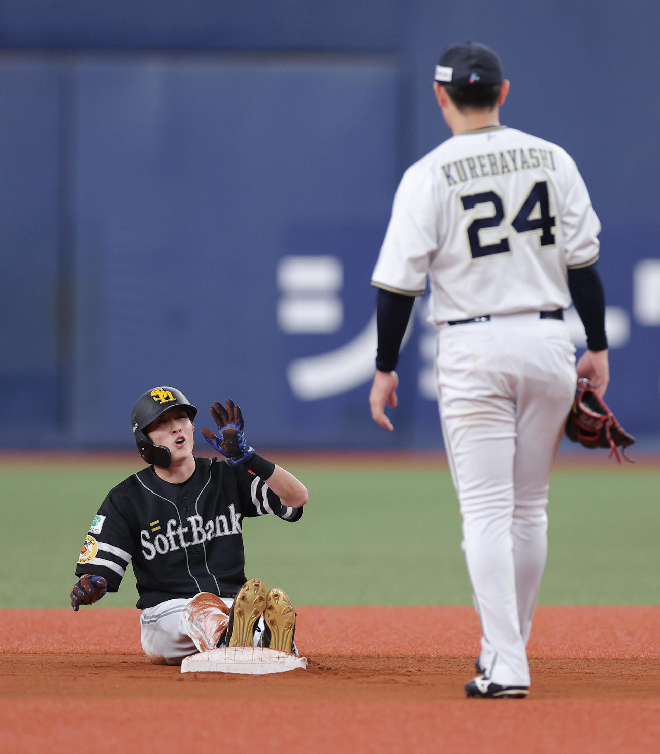 オリックス対ソフトバンク　6回表ソフトバンク2死一塁、二盗に失敗した周東。右は遊撃手紅林（撮影・前田充）
