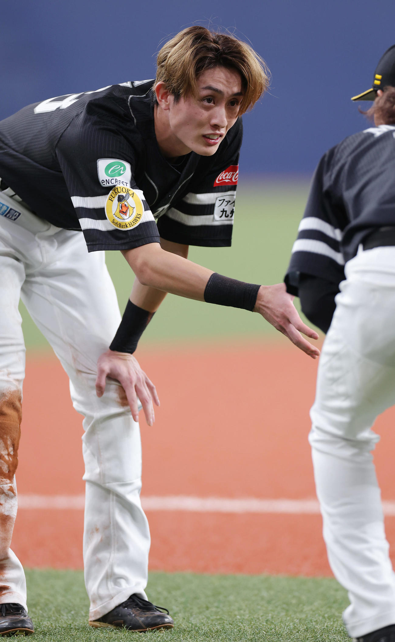 オリックス対ソフトバンク　6回表ソフトバンク2死一塁、二盗に失敗し、膝に手をつく周東（撮影・前田充）